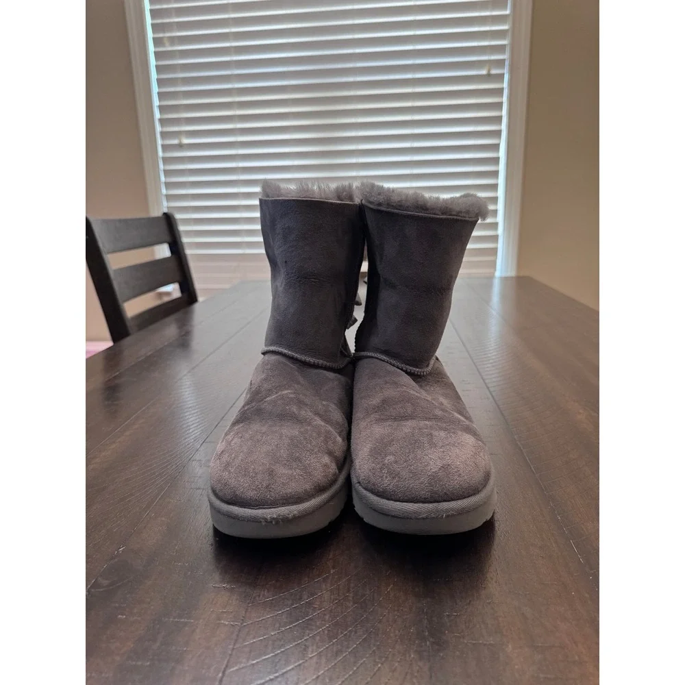 UGG Bailey Bow II Gray Suede Sheepskin Fur Lined Boots Women's Estimated Size 9